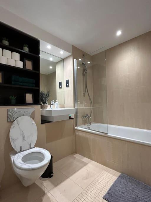 Photo of Bathroom in Island Gardens