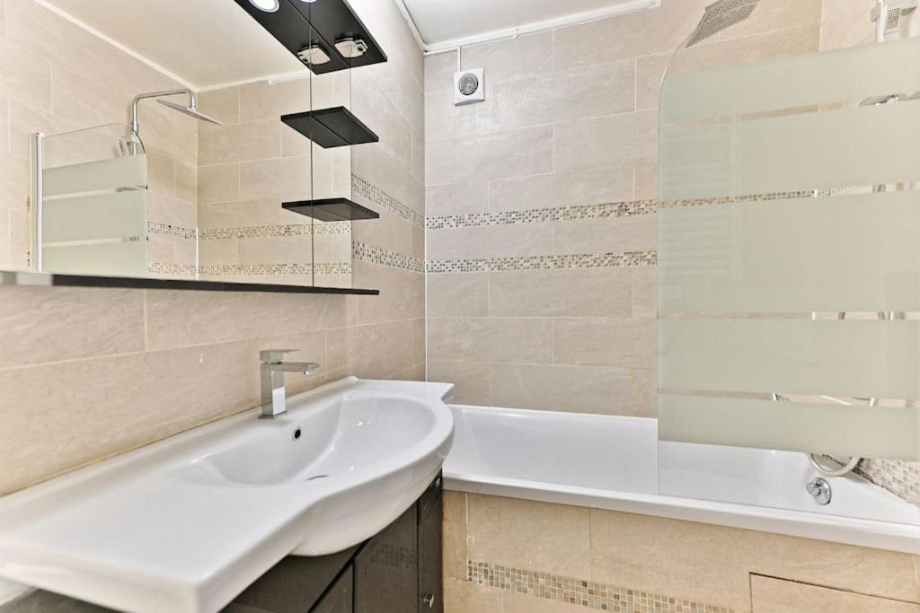 Photo of Bathroom in Combat