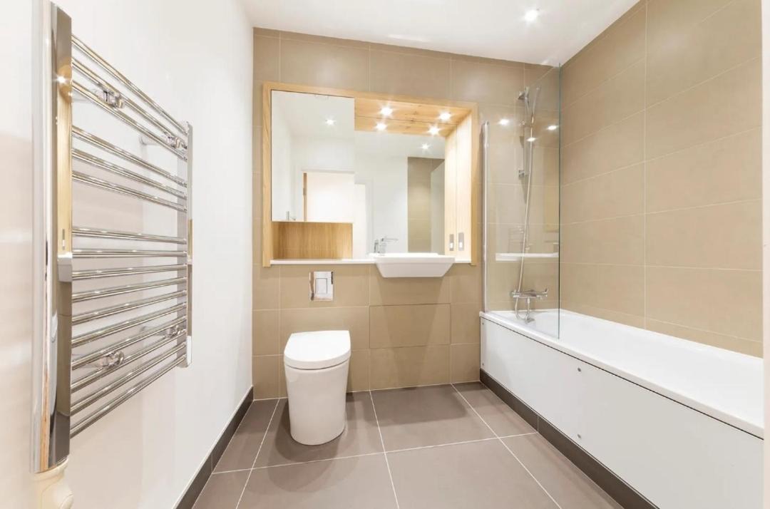 Photo of Bathroom in Island Gardens