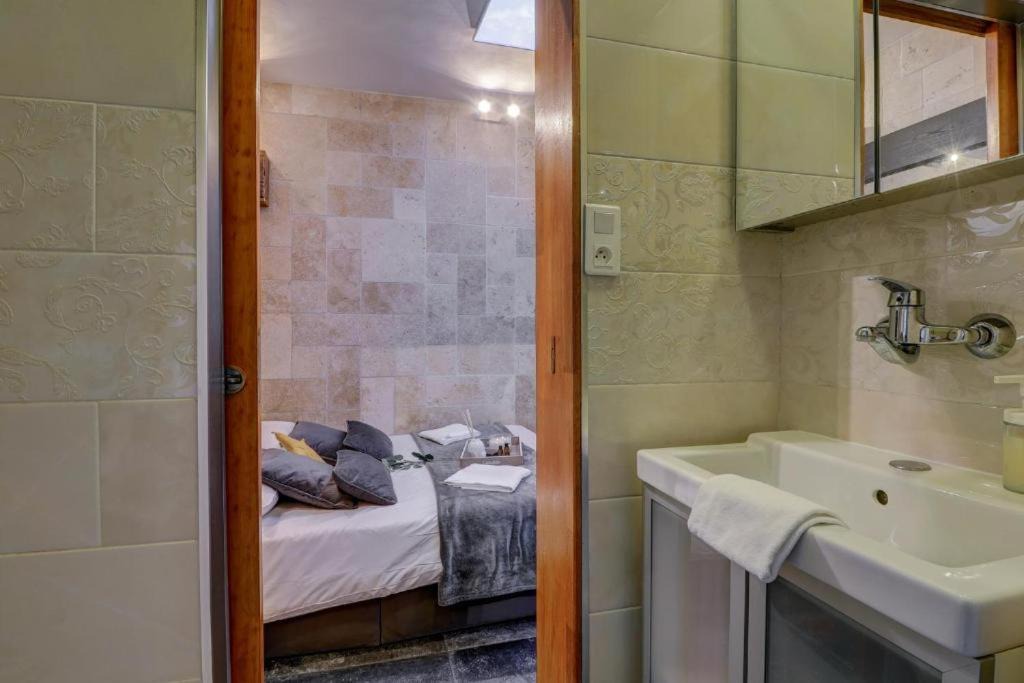 Photo of Bathroom in Faubourg-Raines