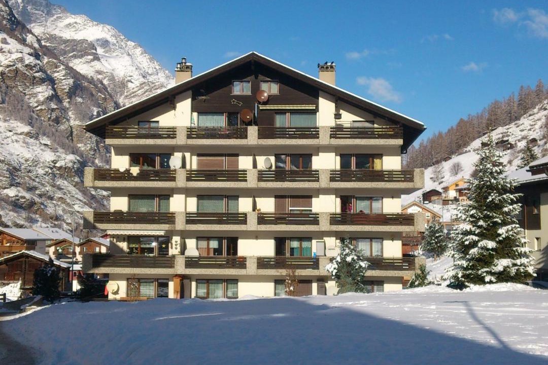 Photo of Buildings in Taesch