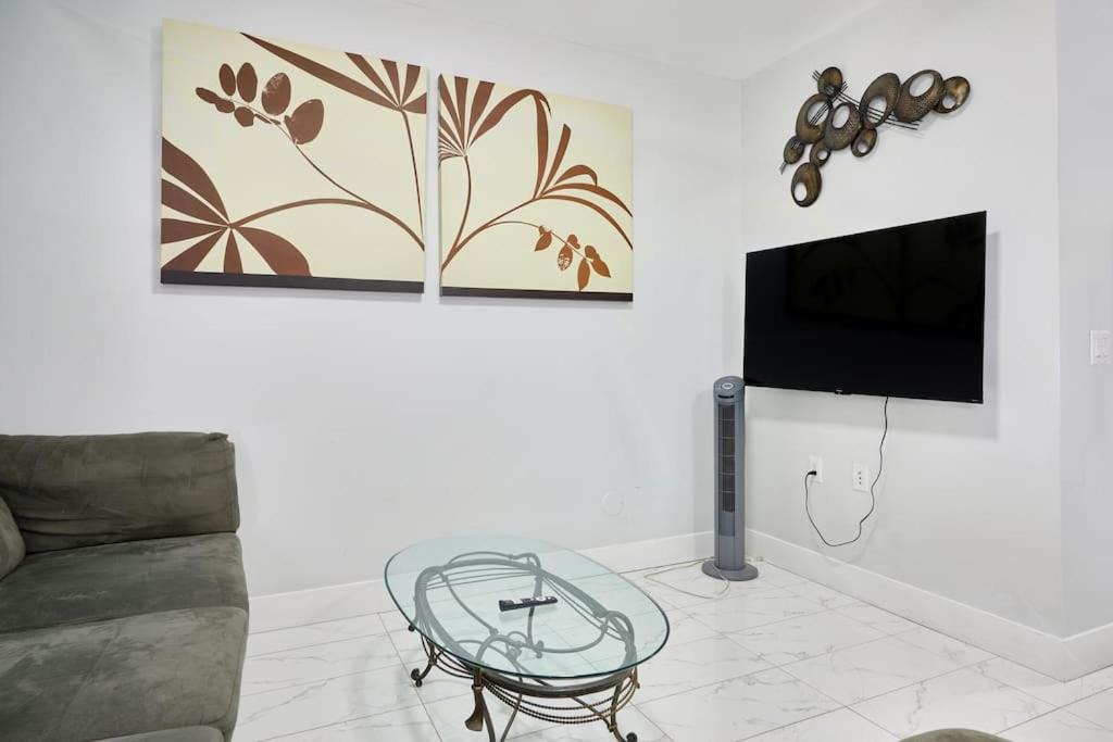 Photo of Livingroom in Renfrew-Collingwood