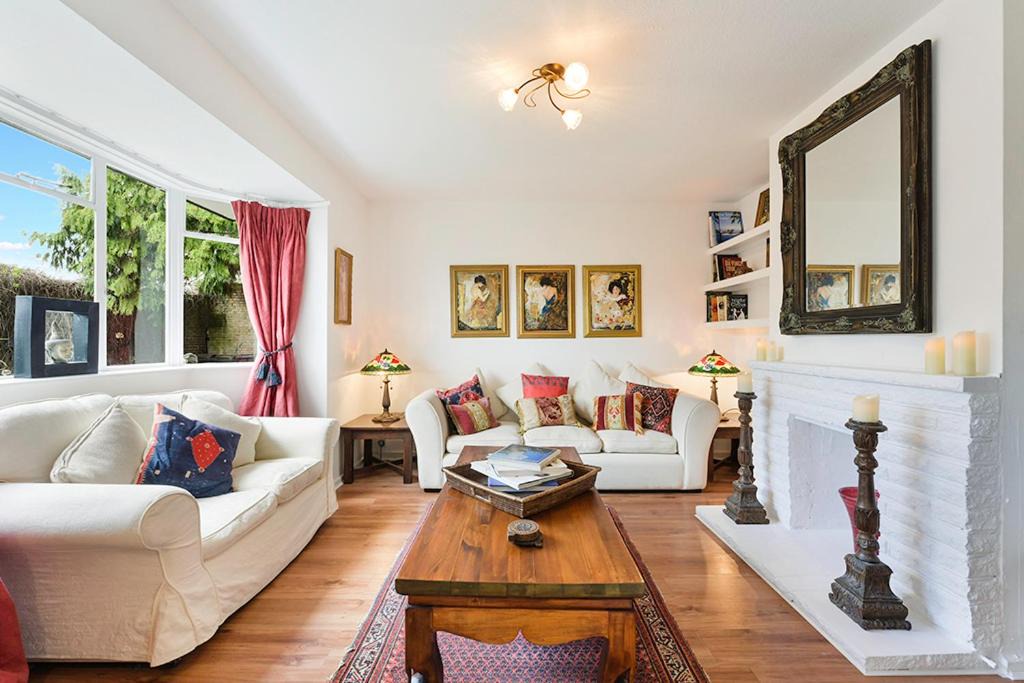 Photo of Livingroom in Esher