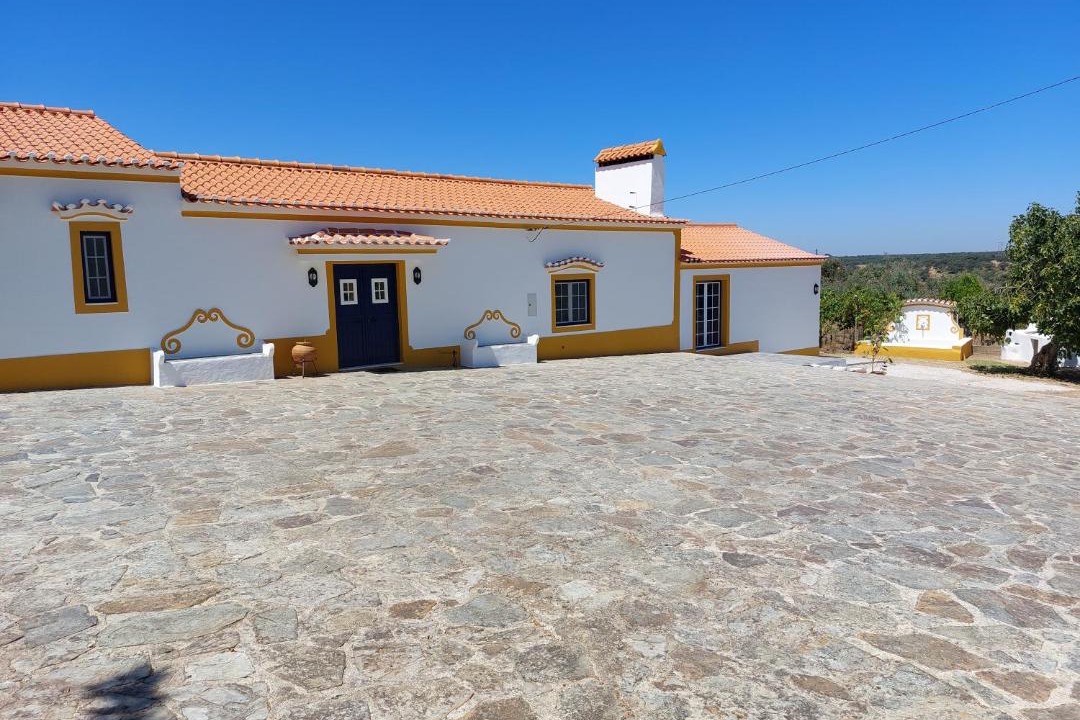 Photo of Buildings in Fronteira