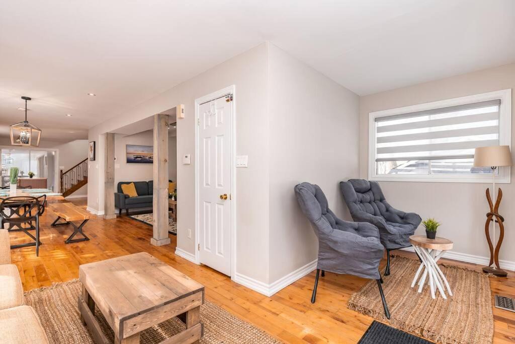 Photo of Livingroom in Alcona