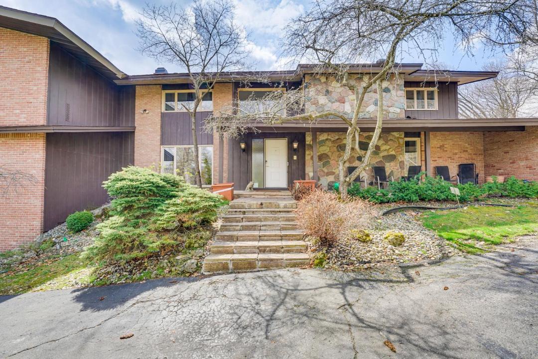 Photo of Buildings in Bloomfield Hills