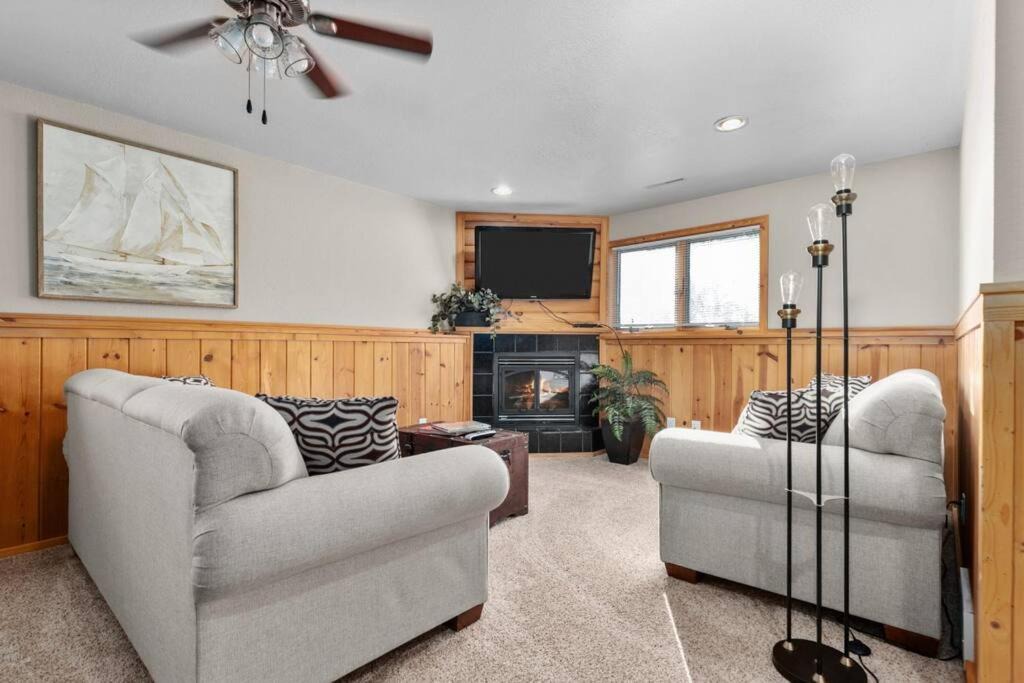 Photo of Livingroom in Black Wolf