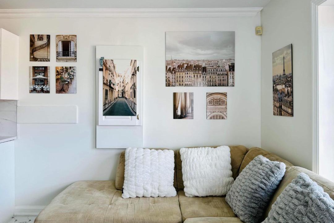 Photo of Livingroom in Renfrew-Collingwood