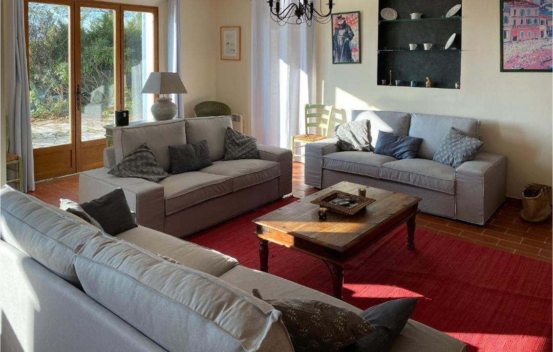 Photo of Livingroom in Entrecasteaux