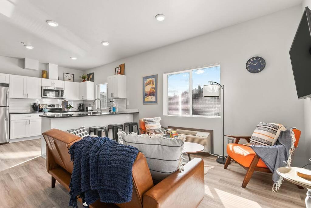Photo of Livingroom in South Perry District