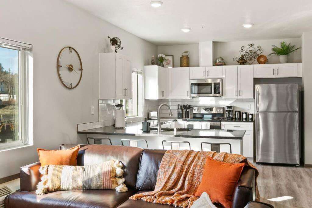Photo of Livingroom in South Perry District