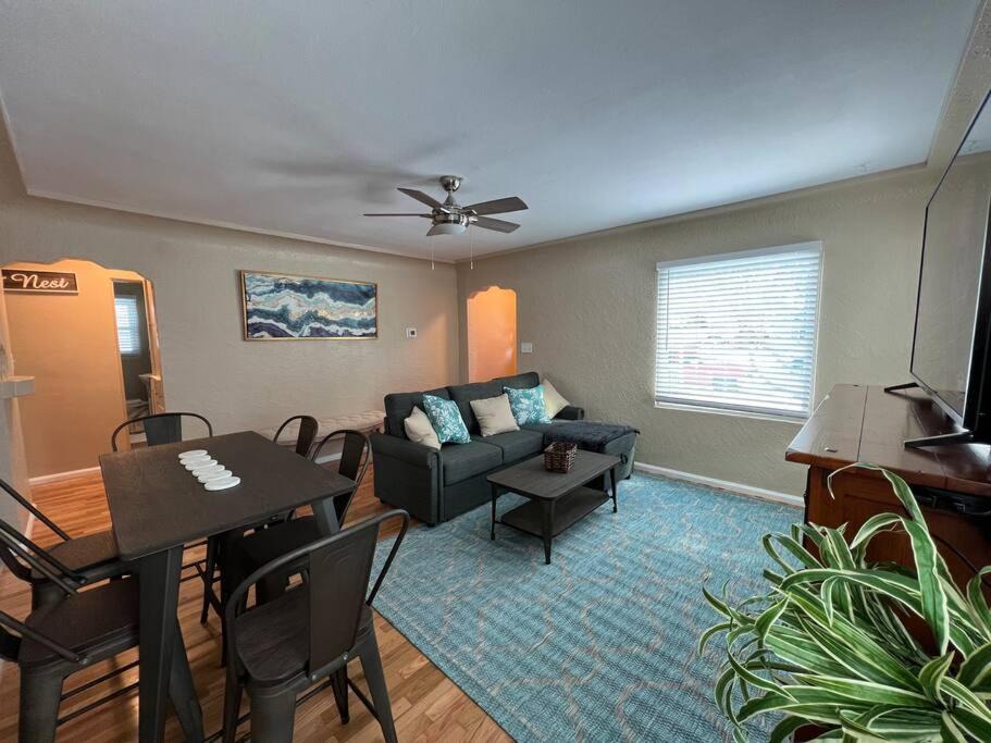 Photo of Livingroom in Central - Terry