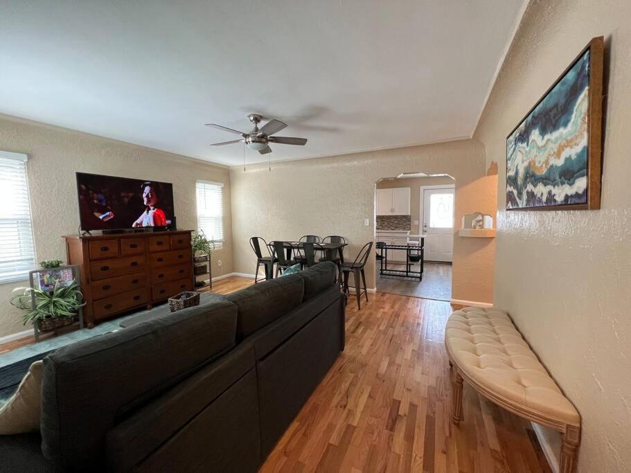 Photo of Livingroom in Central - Terry