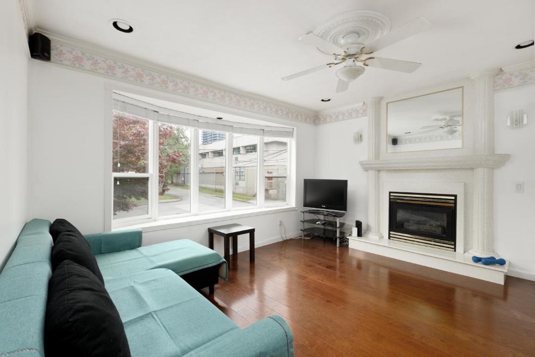 Photo of Livingroom in Renfrew-Collingwood