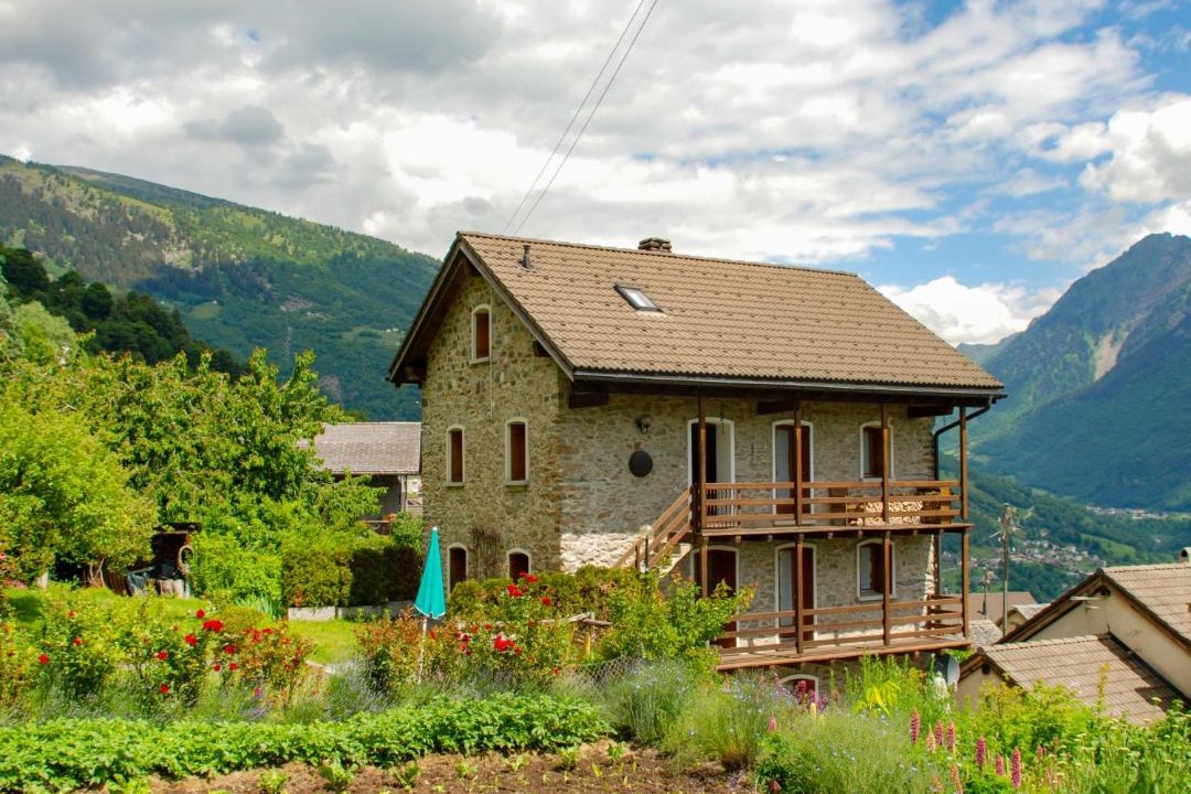 Photo of Buildings in Leontica