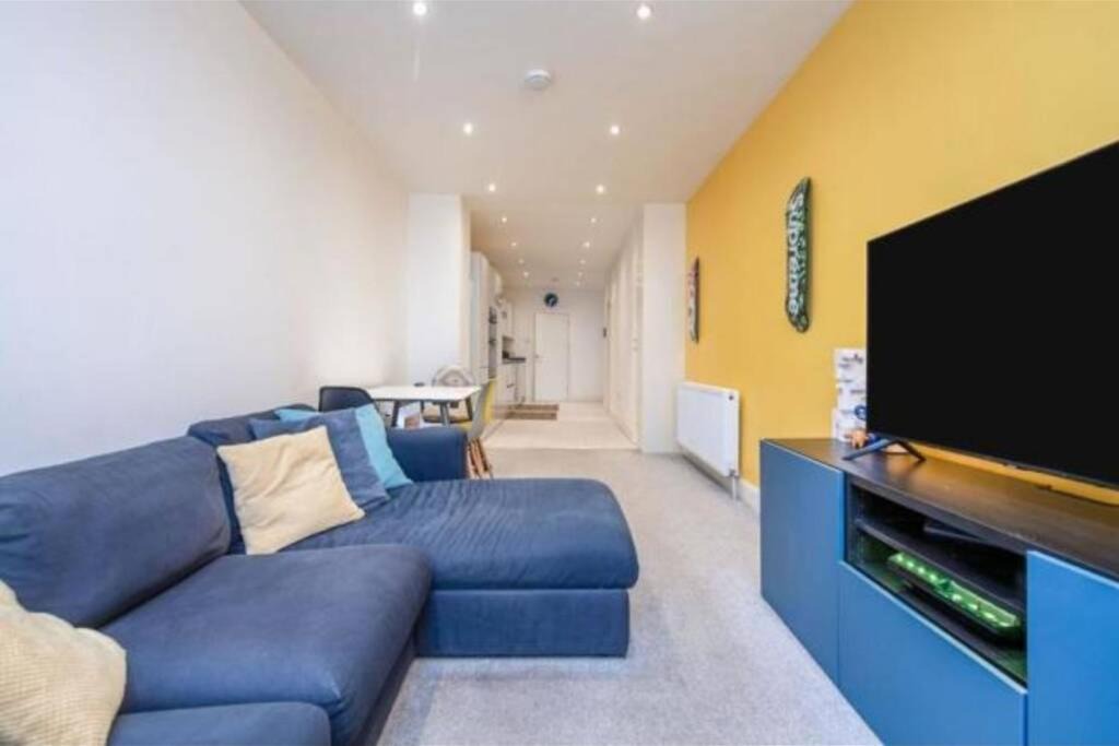 Photo of Livingroom in West Hendon
