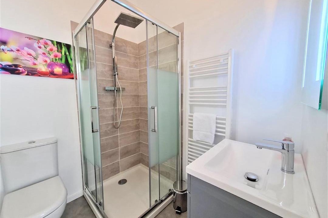 Photo of Bathroom in Faubourg-Raines
