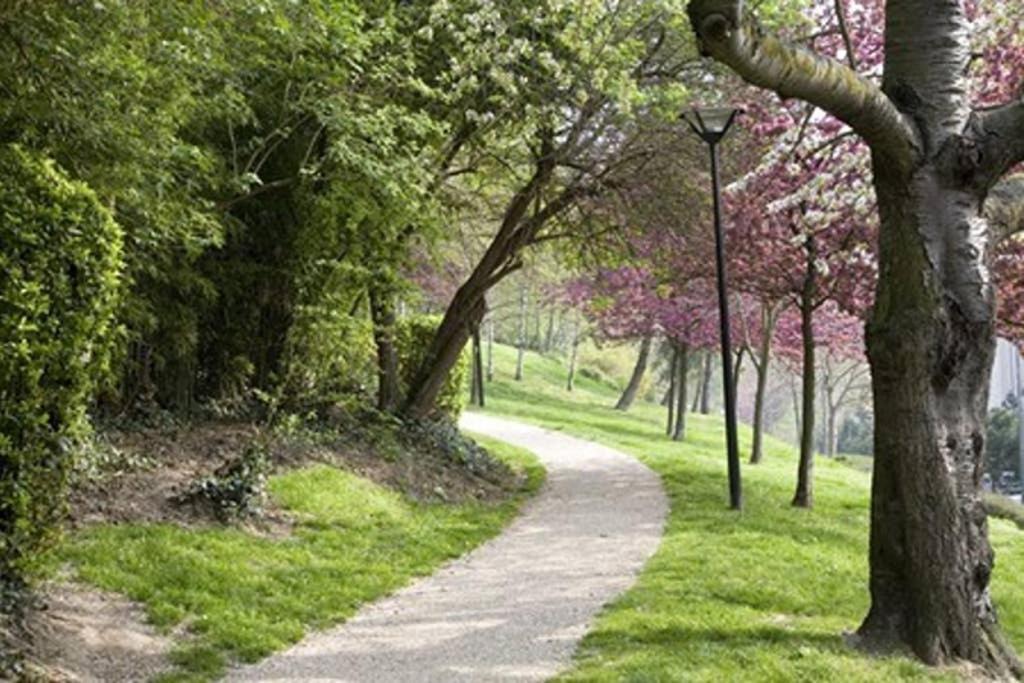 Photo of Others in Suresnes