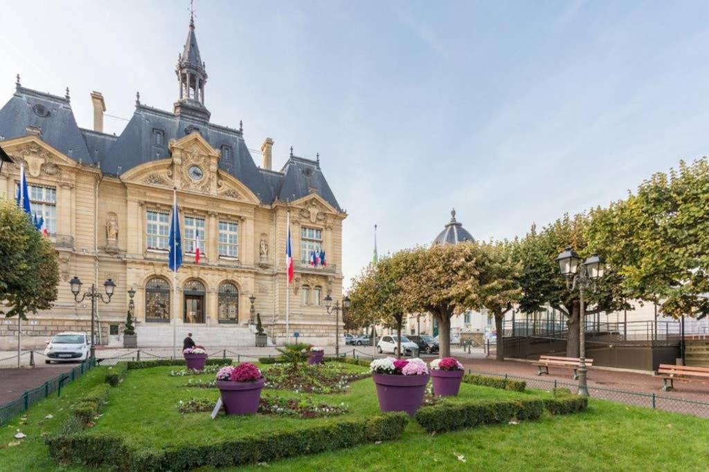 Photo of Buildings in Suresnes