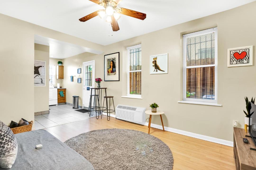 Photo of Livingroom in Graduate Hospital