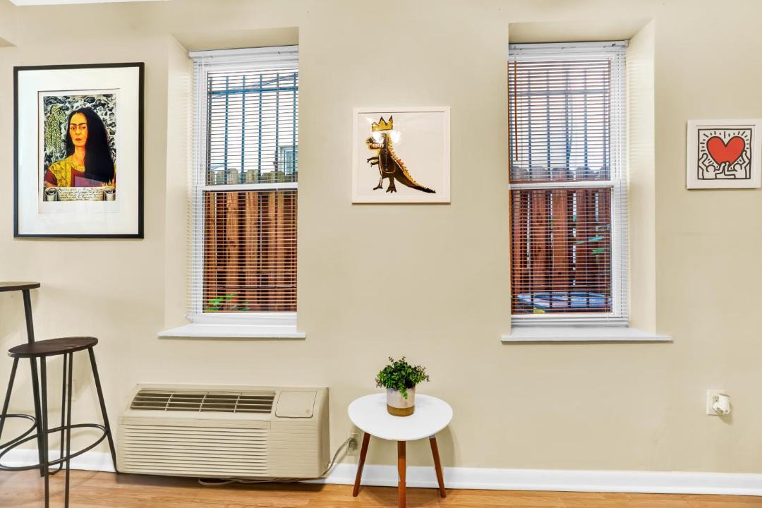 Photo of Livingroom in Graduate Hospital