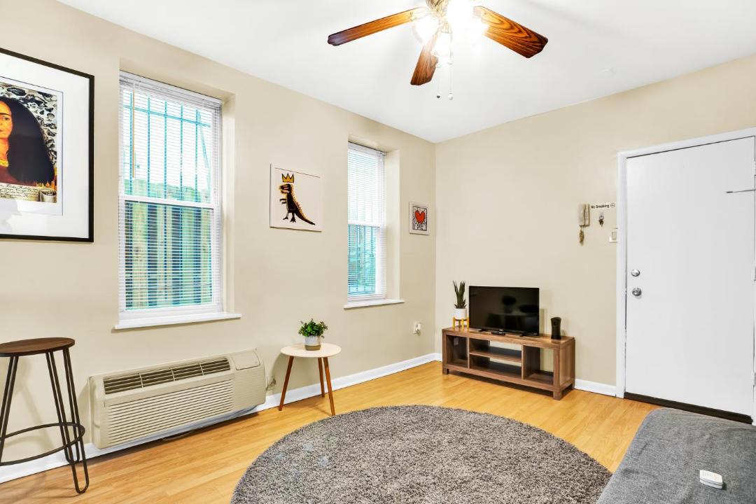 Photo of Livingroom in Graduate Hospital