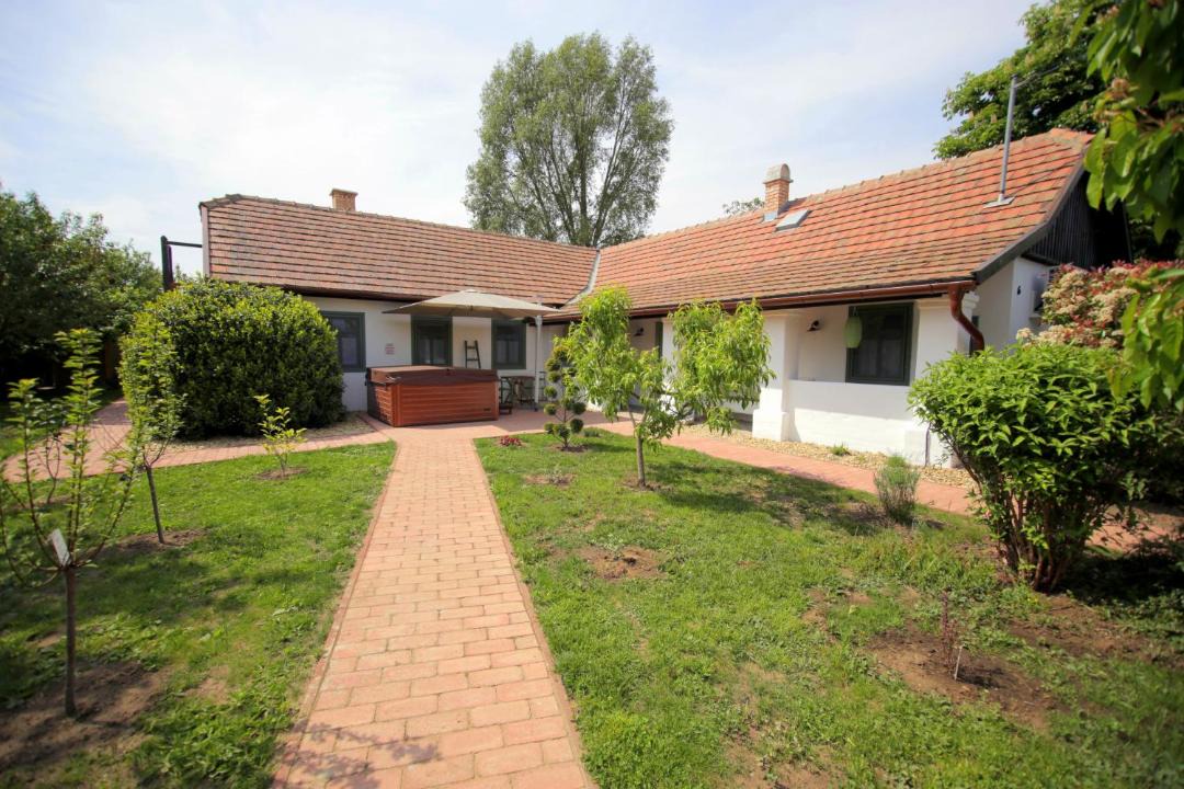 Photo of Buildings in Tiszafured