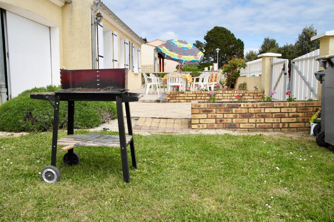 Photo of Buildings in Brem Sur Mer