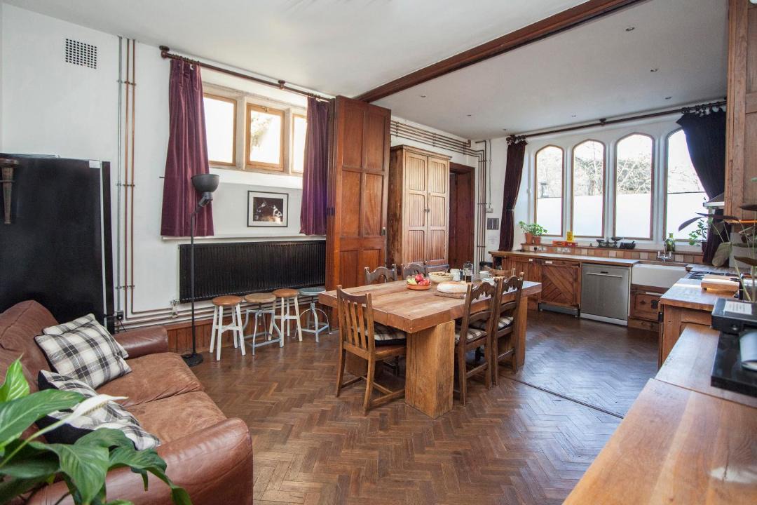 Photo of Livingroom in Box
