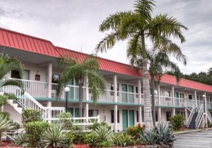 Super 8 by Wyndham Sarasota Near Siesta Key