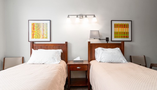 2 Single Beds with Full Bathroom