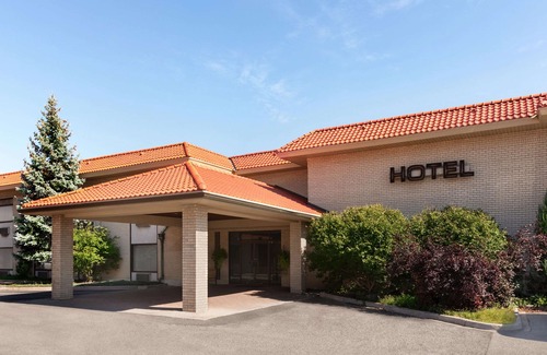 Windsor Hotel | Howard Johnson Plaza by Wyndham Windsor