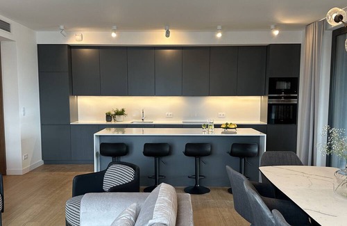Mirow Apartment | Prestige Grzybowska | Air-Conditioning | Parking | For 10 | Near Rondo ONZ | 4 Bedrooms