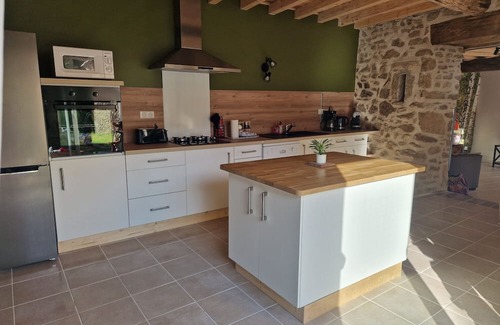 Vollore-Ville House | Holiday Home 'Gîte Des Catalpas' with Private Terrace, Private Garden and Wi-Fi