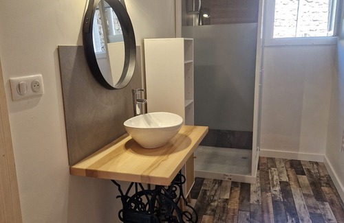 Vollore-Ville House | Holiday Home 'Gîte Des Catalpas' with Private Terrace, Private Garden and Wi-Fi