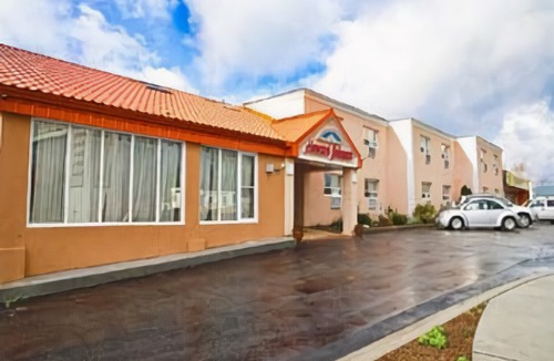 Gravenhurst Hotel | Howard Johnson by Wyndham Gravenhurst