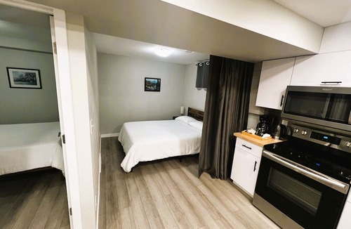 Northwest Calgary House | Amazing Location! 2 Bedroom Entire Basement Guest Suite - 8 min to YYC airport
