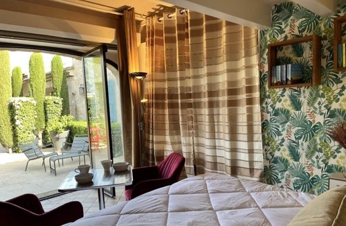 Eygalieres House | Cosy retreat in Eygalieres with artist studio. Walking distance to the village