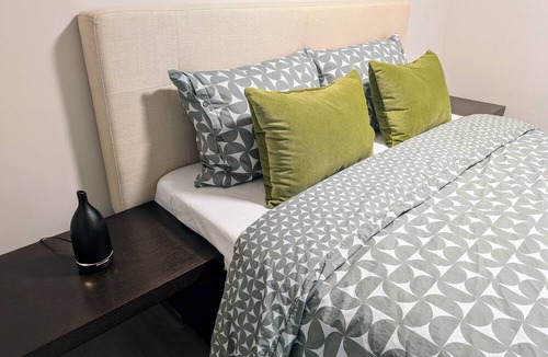 New Westminster House | Courtside Charm-A lively and entertaining getaway just minutes off the highway!