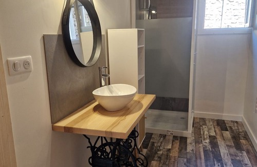 Vollore-Ville House | Holiday Home 'Gîte Des Catalpas' with Private Terrace, Private Garden and Wi-Fi