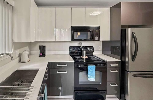 Novi Apartment | Luxury 2BD | DT Novi | 3 Beds | Free Parking