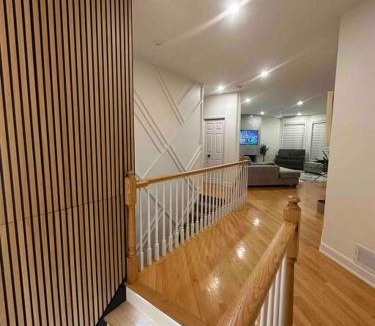 Ottawa Division House | Lake House 8 Min from Airport sleeps 13