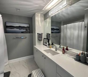Ottawa Division House | Lake House 8 Min from Airport sleeps 13